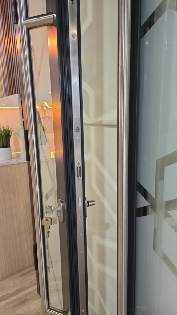 ALU door edge with the multi-point lock